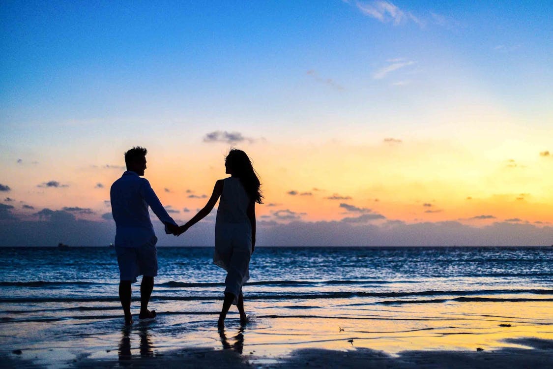 Waterman-man en Stier-vrouw hand in hand