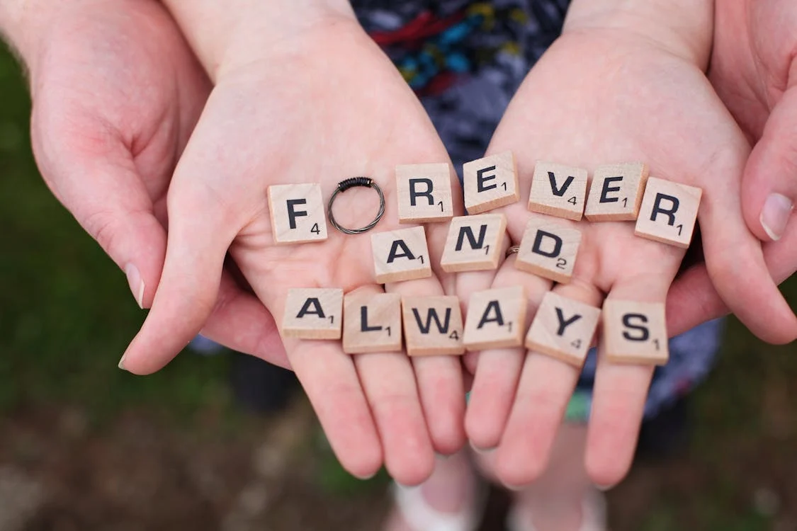 Een stel hand in hand met &#39;Forever and Always&#39; erop geschreven