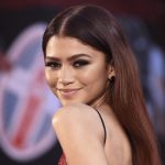 Zendaya en la alfombra roja, encarnando su Aquarius Rising como se revela en la carta natal de Zendaya.