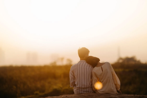 Una pareja que representa la compatibilidad entre Cáncer y Géminis, mostrando equilibrio y armonía.