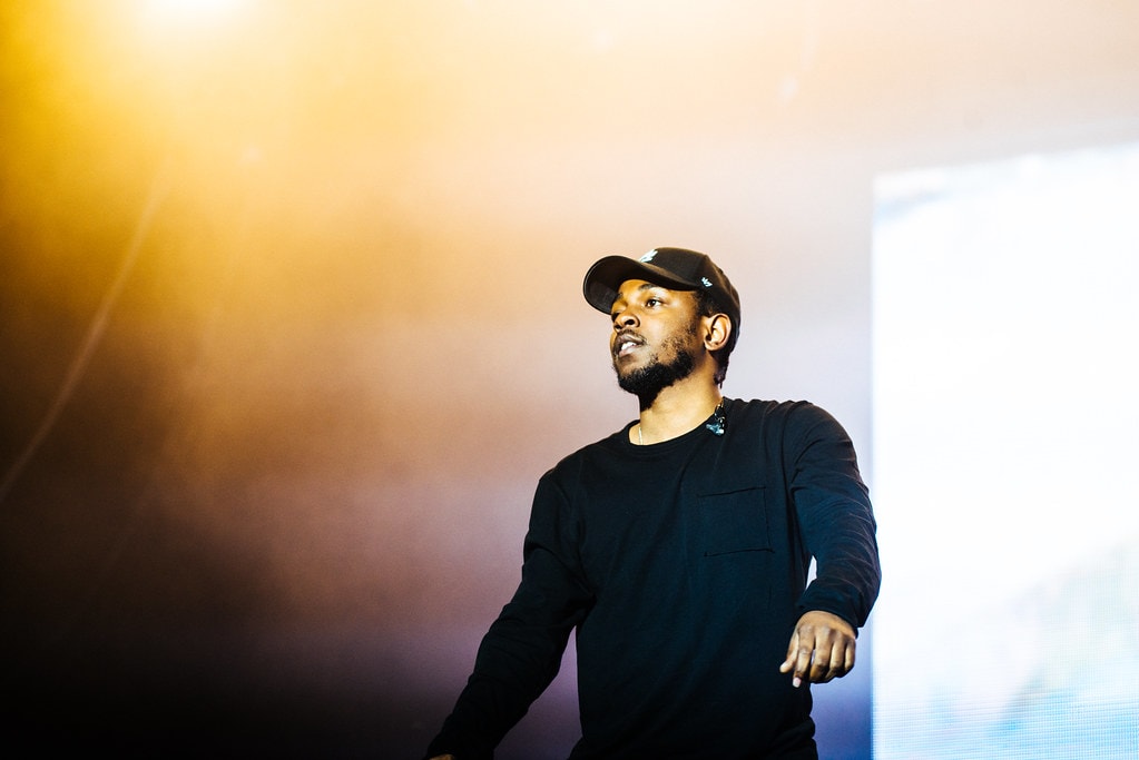 Kendrick Lamar interpretando en vivo, representando su profunda narración lírica en la rivalidad Drake vs Kendrick.