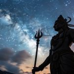 Lord Shiva Staue che tiene un tridente contro un cielo notturno stellato durante Maha Shivratri