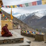 En tibetansk munk mediterar i bergen och förbereder sig för Chikhai Bardo.