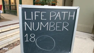 வாழ்க்கை பாதை எண் 18 பொருள்